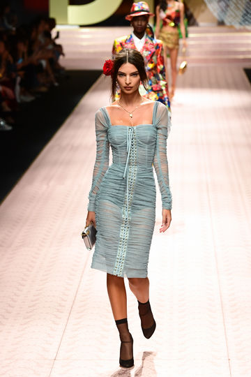 Модель Эмили Ратаковски на показе Dolce&Gabbana. Фото AFP