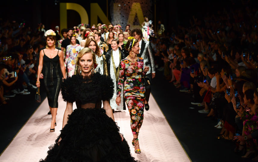 Топ-модель Ева Герцигова на показе Dolce&Gabbana. Фото AFP
