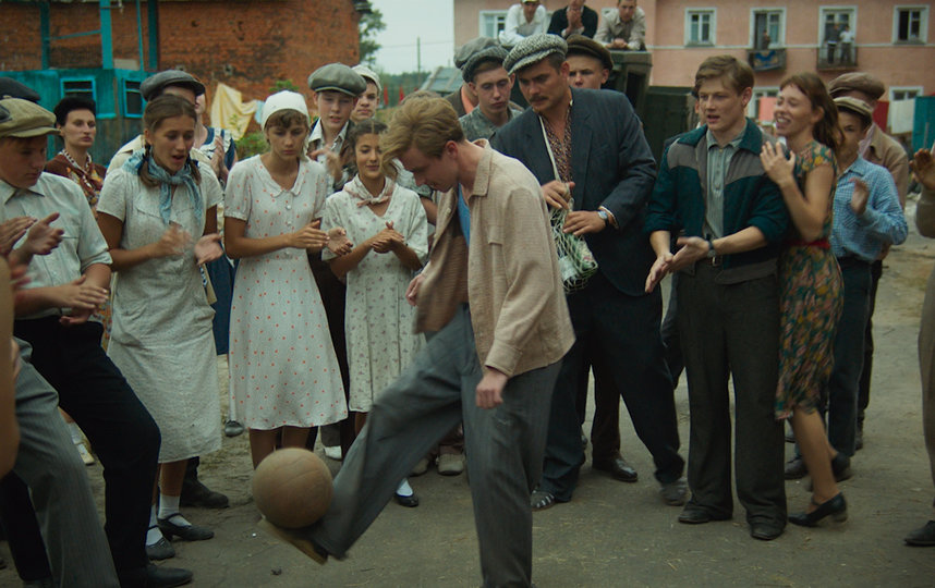 Большинство эпизодов с мячом Александр Петров (в центре) исполнял сам, ведь в юности занимался футболом. Фото предоставлено «Централ партнершип»