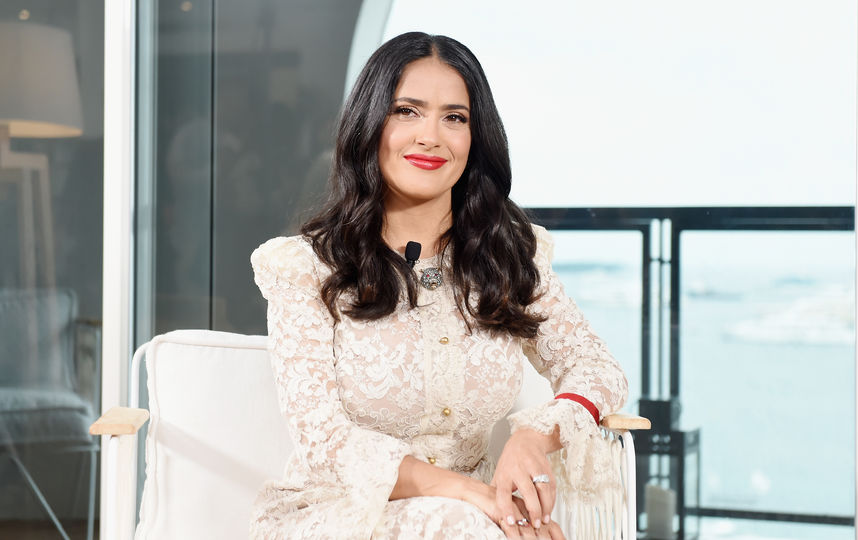 Актриса Сальма Хайек показала фигуру в бикини по случаю своего 53-летия