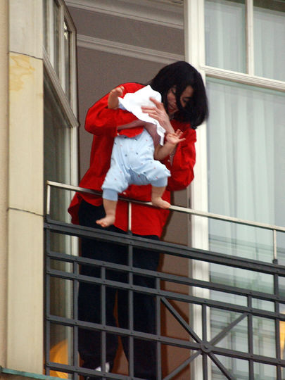 Майкл Джексон показывает фанатам младшего сына Бланкета, 2002 год. Фото Getty