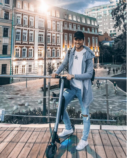 Участник шоу "Замуж за Бузову" Александр Гринев. Фото Instagram/grinev