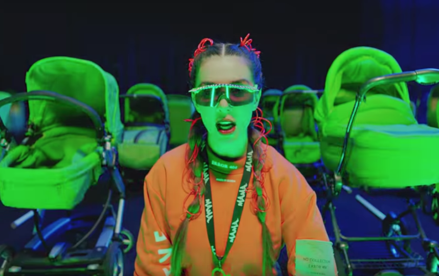 Анна Седокова снялась в новом клипе без нижнего белья