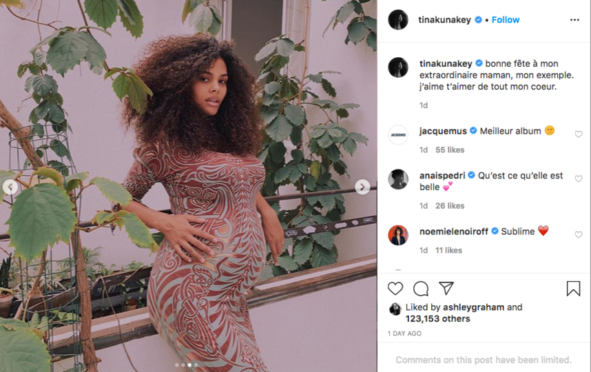 Тина Кунаки повторила во время беременности образ мамы 20-летней давности. Фото скриншот Instagram @tinakunakey