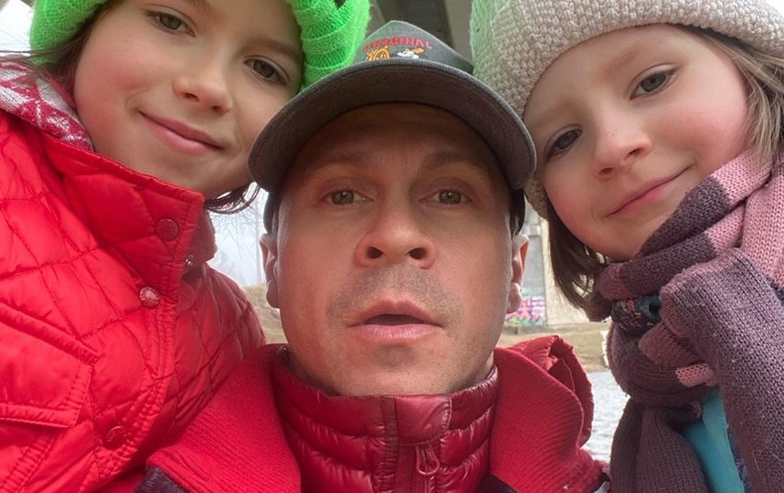 Павел с дочками. Фото instagram.com/pablo_derevyanko.