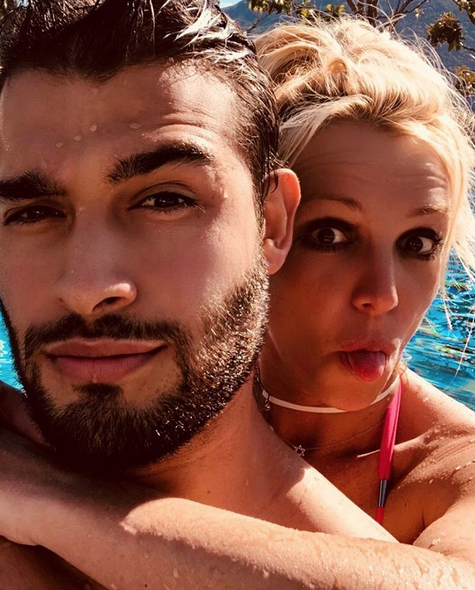 Бритни Спирс и Сэм Асгар. Фото скриншот: instagram.com/britneyspears/