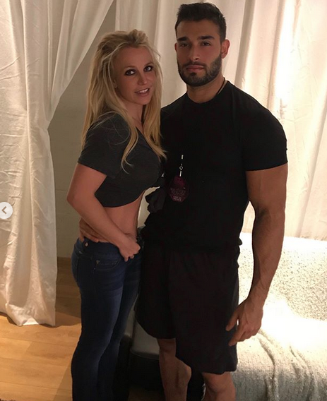 Бритни Спирс и Сэм Асгар. Фото скриншот: instagram.com/britneyspears/