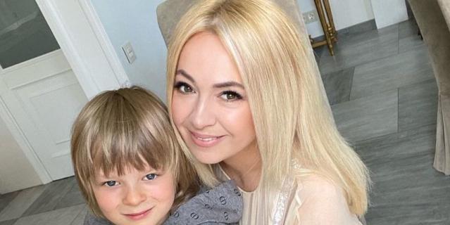 Яна Рудковская с младшим сыном Сашей.