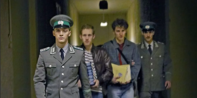 Кадр из сериала "Германия 89".