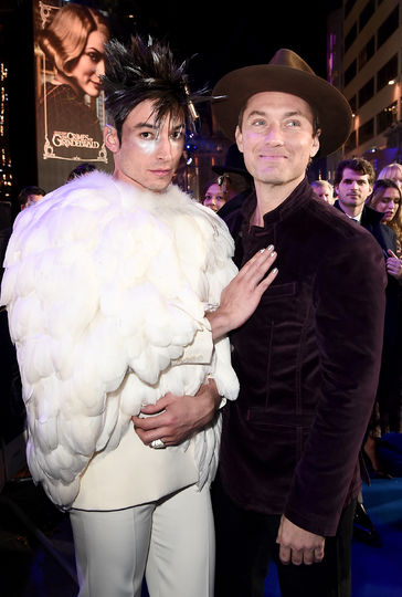 Эзра Миллер и Джуд Лоу. Фото Getty