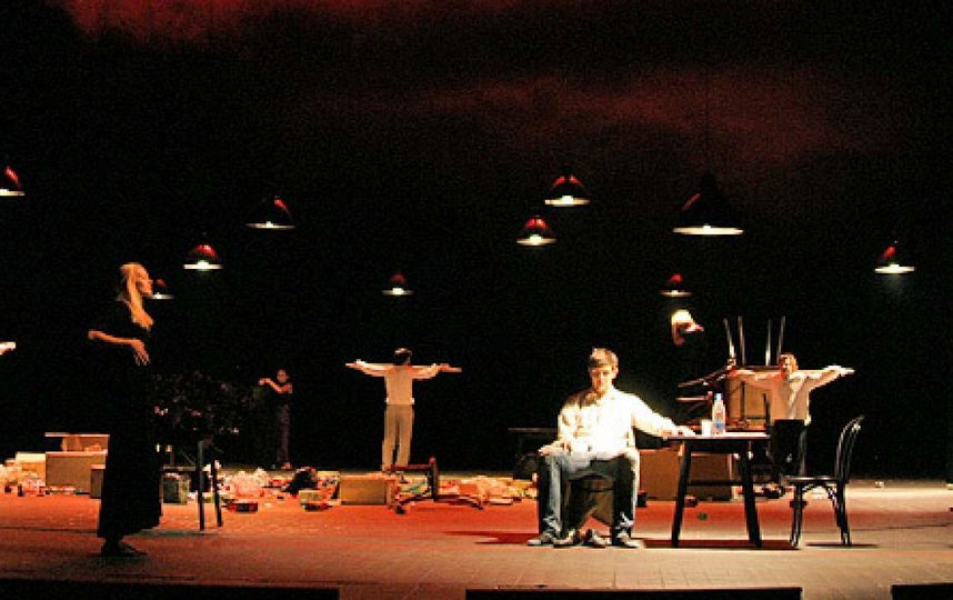 Сцена из спектакля "Мера за меру". Фото Пресс-служба театра им Вахтангова