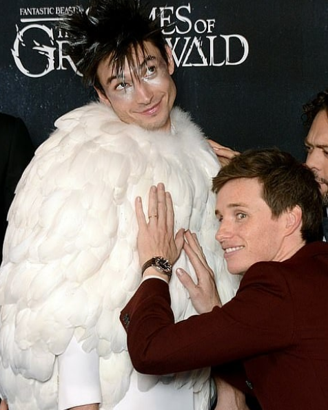 Эзра Миллер и Энди Редмэйн на премьере "Фантастических тваре" в Лондоне. Фото Скриншот https://www.instagram.com/redcarpetmood/.