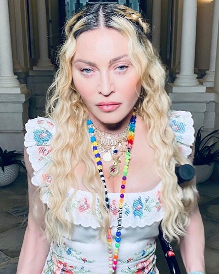День рождения Мадонны: хейтеры раскритиковали "ботексное" и "старческое" лицо 62-летней певицы