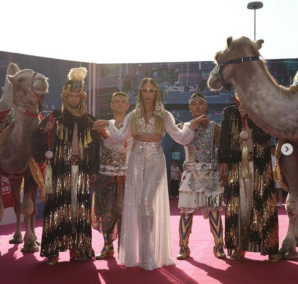 Эффектное появление Ольги Бузовой на премии МУЗ-ТВ 2019. Фото скриншот: instagram.com/muztv/