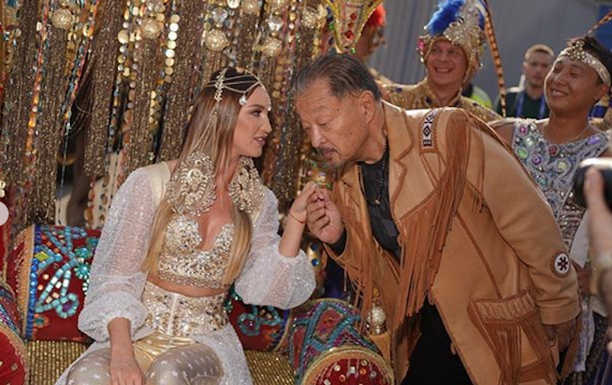 Эффектное появление Ольги Бузовой на премии МУЗ-ТВ 2019. Фото скриншот: instagram.com/muztv/