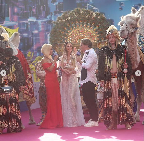 Эффектное появление Ольги Бузовой на премии МУЗ-ТВ 2019. Фото скриншот: instagram.com/muztv/