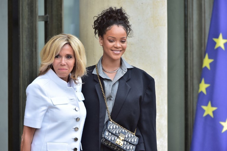 Рианна и Брижит Макрон. Фото AFP