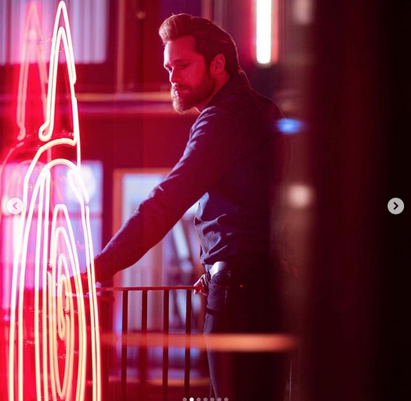 Кадр из сериала "Противостояние" (2020). Фото скриншот: instagram.com/vanityfair/