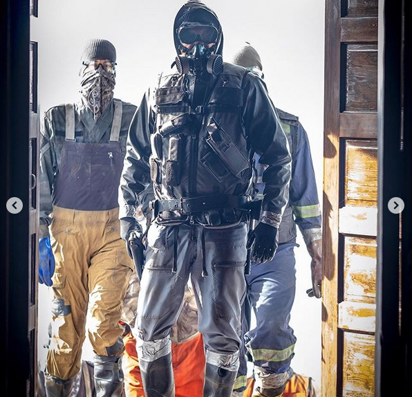 Кадр из сериала "Противостояние" (2020). Фото скриншот: instagram.com/vanityfair/