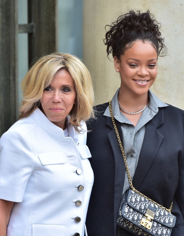 Рианна и Брижит Макрон. Фото AFP