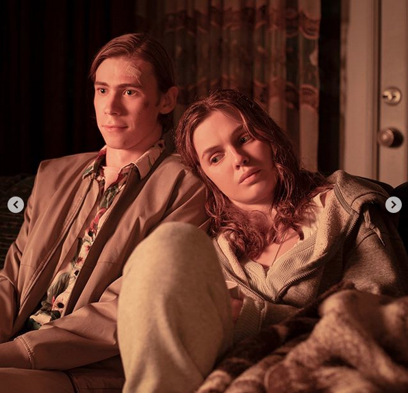 Кадр из сериала "Противостояние" (2020). Фото скриншот: instagram.com/vanityfair/