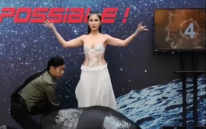 Фокусница Сильвия Лим. Фото Скриншот Youtube