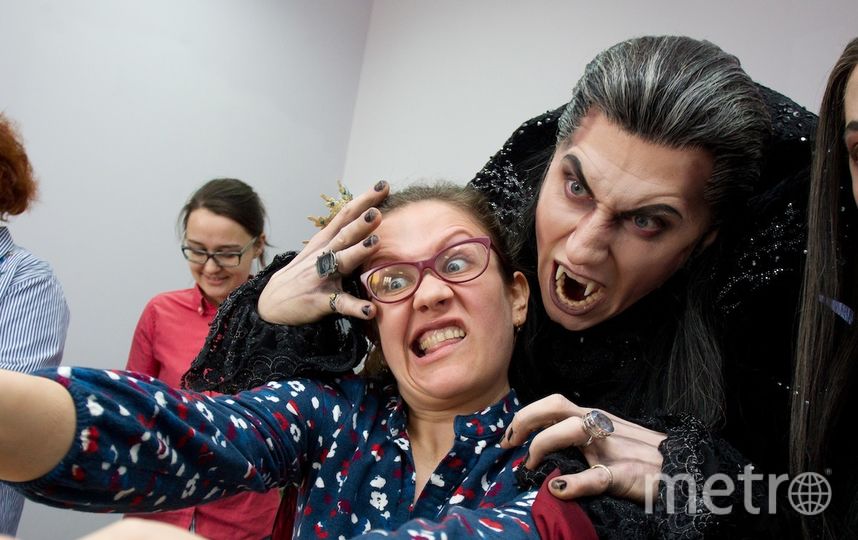 Редактора отдела "культура" Викторию Меликову вампиры напугали. Фото Василий Кузьмичёнок, "Metro"