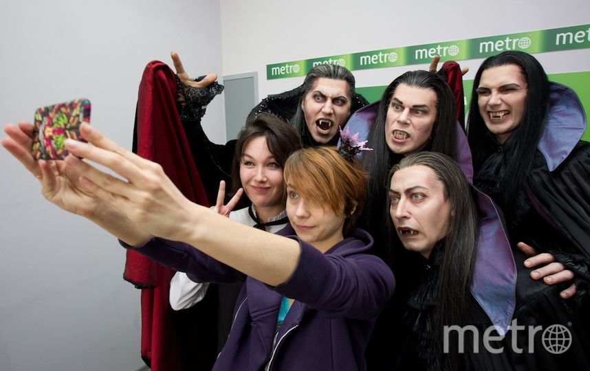 Редактор отдела "город" Дарья Буянова и редактор "мира" Ася Гельман в окружении вампиров. Фото Василий Кузьмичёнок, "Metro"