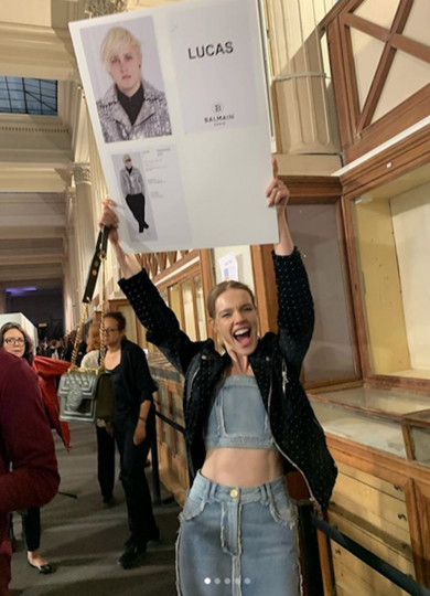 В июне Лукас дебютировал на подиуме. Наталья пришла поддержать сына. Фото скриншот @natasupernova