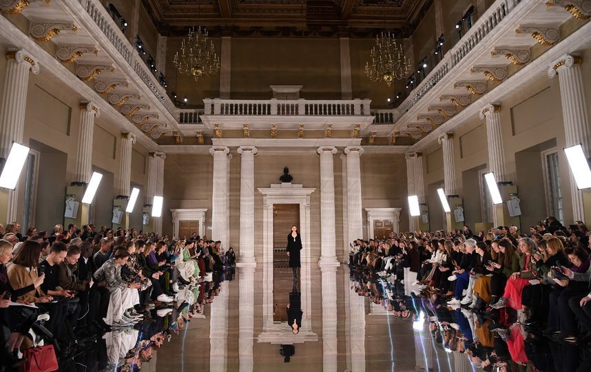 Виктория Бекхэм представила новую коллекцию Осень/Зима-2020. Фото AFP