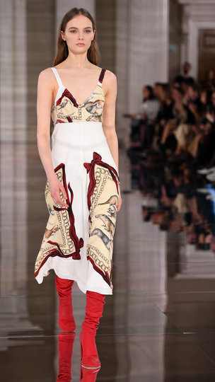 Виктория Бекхэм представила новую коллекцию Осень/Зима-2020. Фото AFP