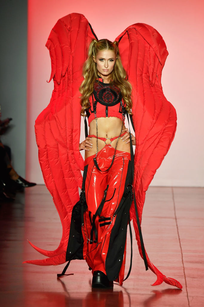 Пэрис Хилтон приняла участие в показе бренда Namilia на Неделе моды в Нью-Йорке. Фото Getty