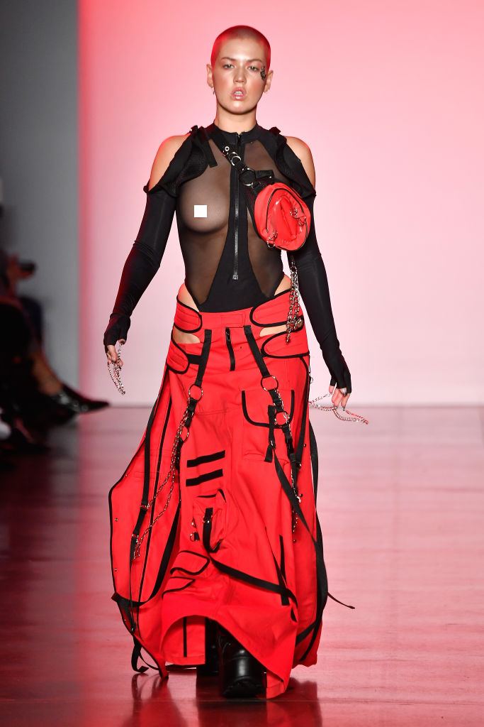 Пэрис Хилтон приняла участие в показе бренда Namilia на Неделе моды в Нью-Йорке. Фото Getty