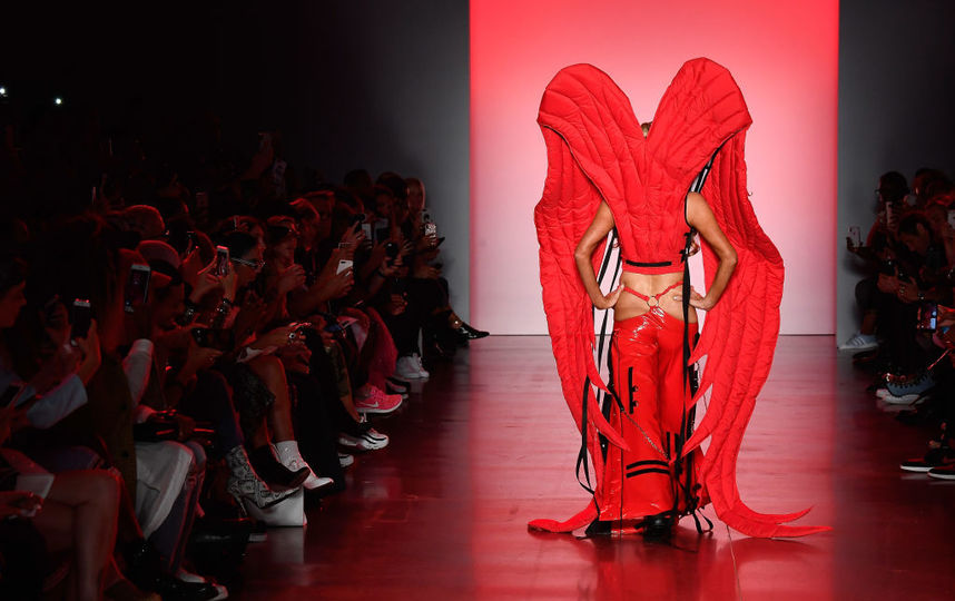 Пэрис Хилтон приняла участие в показе бренда Namilia на Неделе моды в Нью-Йорке. Фото Getty