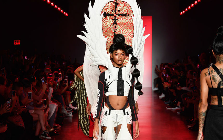 Пэрис Хилтон приняла участие в показе бренда Namilia на Неделе моды в Нью-Йорке. Фото Getty