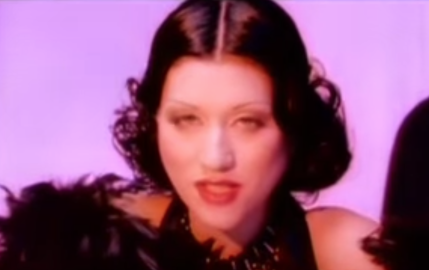 Кадр из клипа на песню "Игра с огнём". Фото Скриншот Youtube