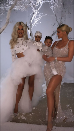 Хлое Кардашьян и Кайли Дженнер с дочерьми. Фото Скриншот https://www.instagram.com/kyliejenner/