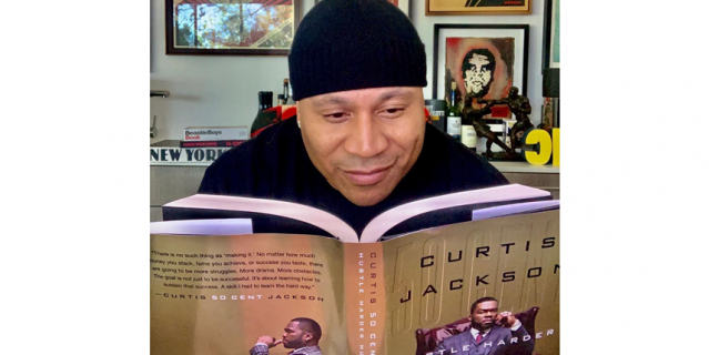 Эл Эл Кул Джей читает книгу, которую написал 50 cent.