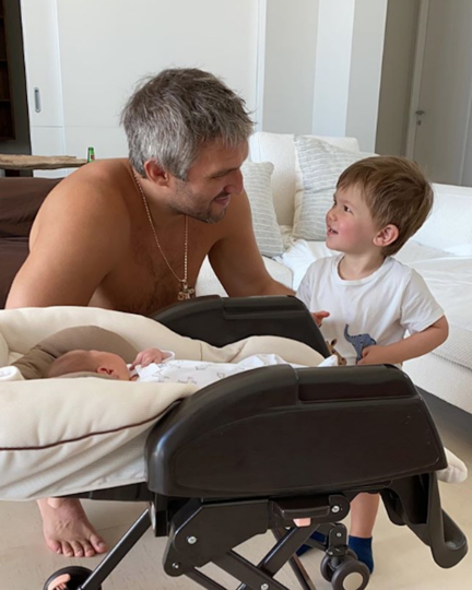 Александр Овечкин с сыновьями. Фото Instagram @aleksandrovechkinofficial