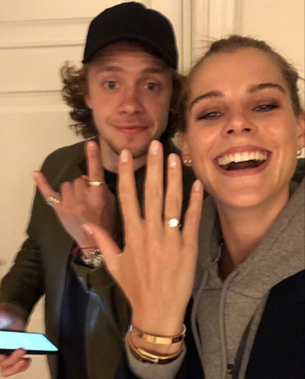 Артемий Панарин с невестой Алисой Знарок. Фото Instagram @artemiypanarin