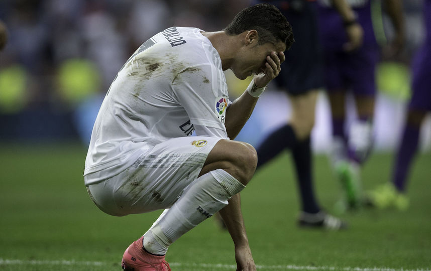 футболисты Реала грустят после поражения