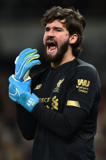 10 лет вратари "Ливерпуля" не отдавали голевую передачу. В матче с "МЮ" это сделал Алиссон, который помог забить Мохамеду Салаху. Фото AFP