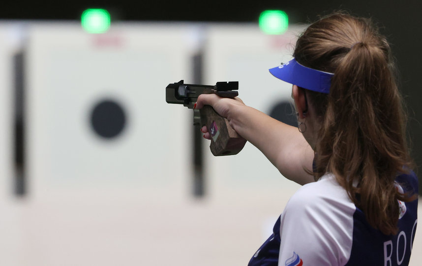 Виталина Бацарашкина выцеливает мишень с помощью малокалиберного пистолета, соревнования на 25 м. Фото Getty