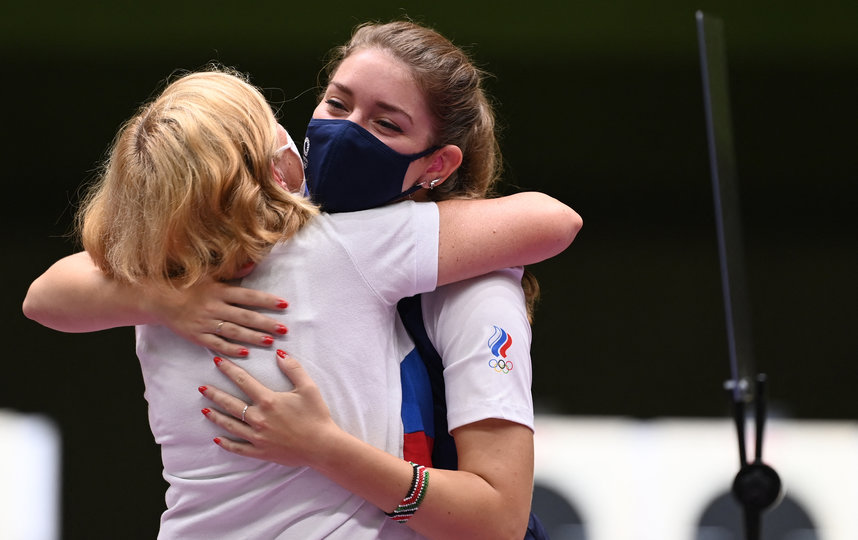 Виталина Бацарашкина обнимает своего тренера Светлану Смирнову после победы на 25 м. Фото AFP