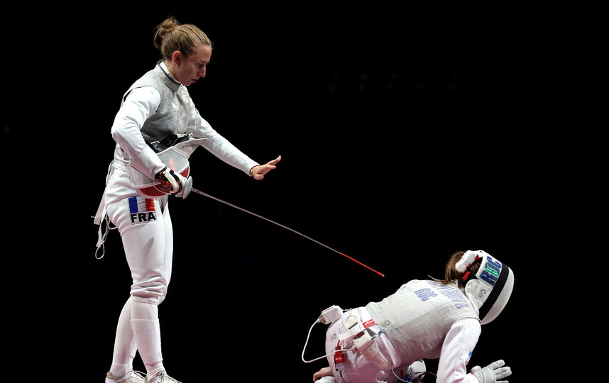 Полин Ранвье пытается поддержать Марту после того, как россиянка получила травму. Фото Getty