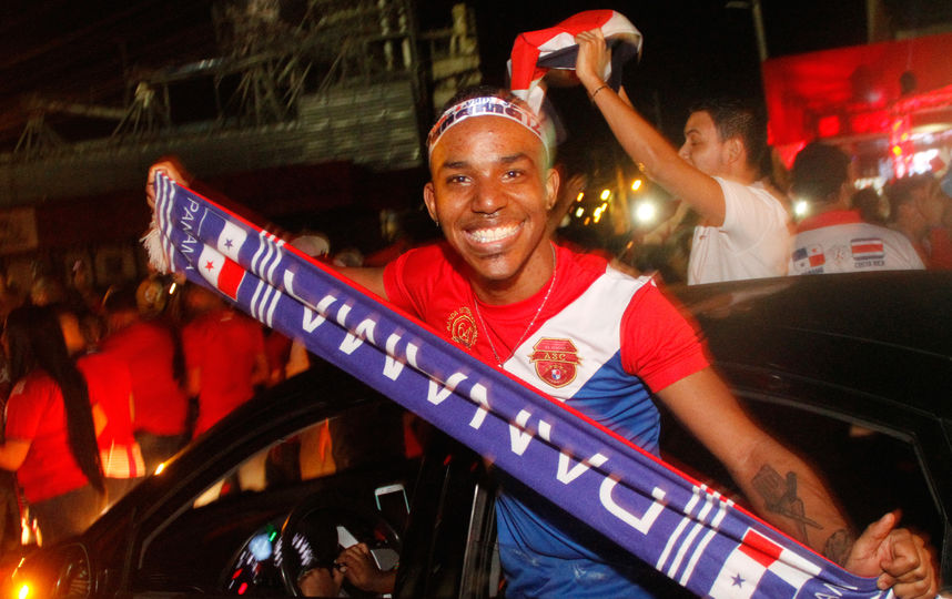 Болельщики сборной Панамы празднуют успех. Фото AFP