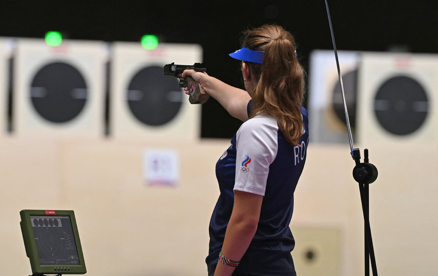 Виталина Бацарашкина выцеливает мишень с помощью малокалиберного пистолета, соревнования на 25 м. Фото AFP