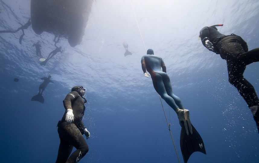 Без костюма плавучесть ныряльщика становится отрицательной и его начинает тянуть вниз примерно на 10–15 метрах. На поверхности плавучесть положительная и она компенсируется грузами. Фото Предоставлено Алексеем Молчановым
