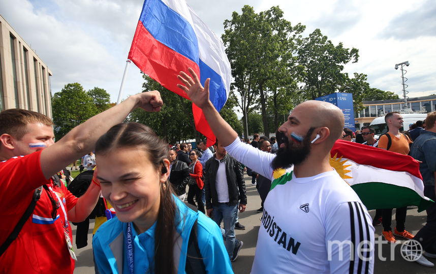 Россияне отмечают победу нашей сборной. Фото