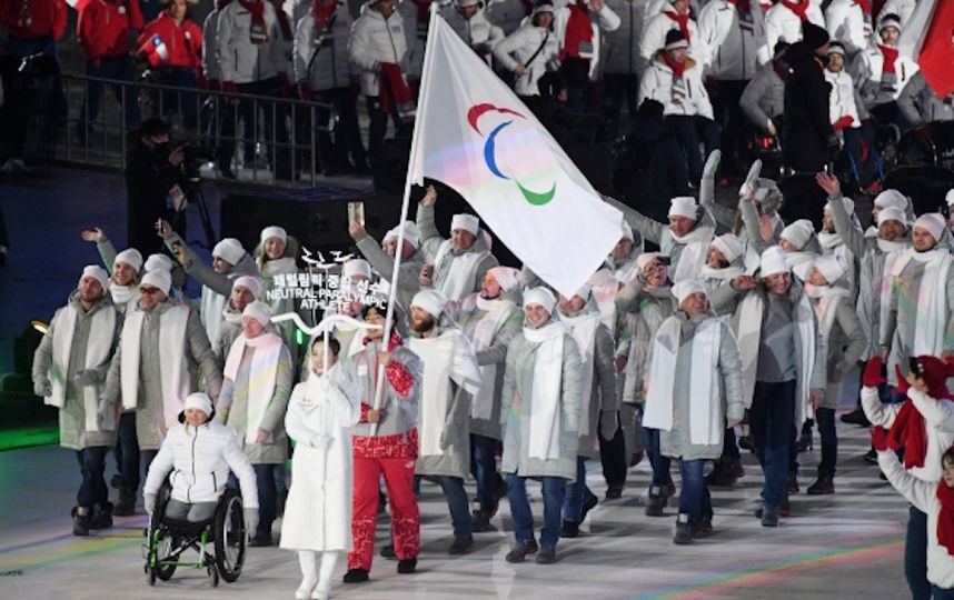 Россияне вышли на церемонию открытия Паралимпиады под нейтральным флагом